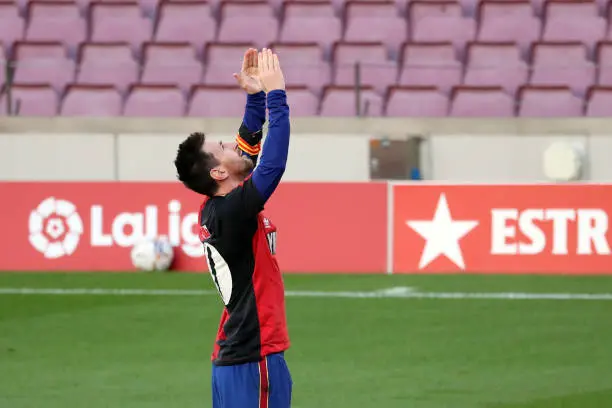 Leo Messi paying tribute to Diego Maradona