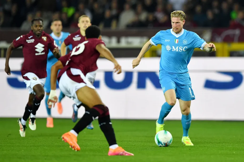 Kevin De Bruyne against Torino's midfield