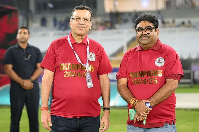 Mohun-Bagan-Super-Giant-owner-Sanjiv-Goenka-with-general-secretary-Debashis-Dutta (1)